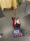 DERULO Rockstar E-Gitarre mit GK Tonabnehmer und ROLAND GR55 Gitarreneffektboard