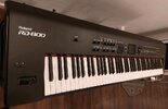 ROLAND RD 800 Stage Piano incl. Aktivboxen, Keyboard-Ständer KS-G8B, Dämpferpedal, Kopfhörer