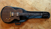 E-Gitarre mit breitem Hals
