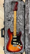 Fender American Ultra Strat MN Plasma Red Burst – inkl. Case, sehr guter Zustand