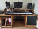 Selbstgebauter, massiver Studioschreibtisch