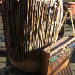 Ngoma, Mbira und Fussrassel.jpg