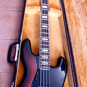 Jazz%20Bass%20'75.jpg