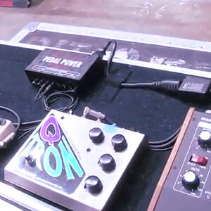 pedal-board-breakdown-flea-red-hot-chili-peppers.jpg