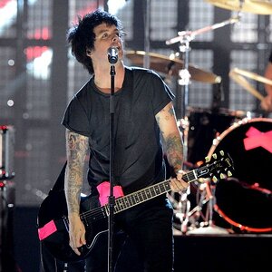 27th-Annual-Rock-and-Roll-Hall-of-Fame-Induction-Ceremony-4-14-green-day-30739276-594-456.jpg