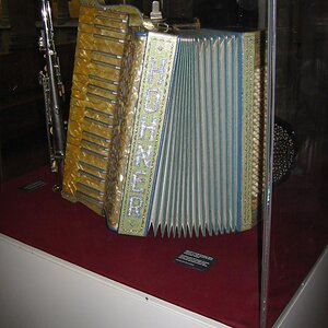 Grock-Akkordeon-1931, Blau.jpg