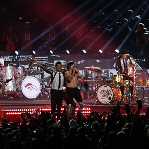 super-bowl-xlviii-bruno-mars-red-hot-chili-peppers_pg_600.jpg