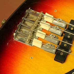 fender-jazz-bass-1961-cons-bridge-mutes-1.jpg