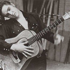 elvis_und_seine_gitarre.jpg