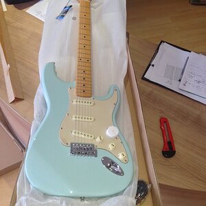 rocket s-style gitarre.jpg