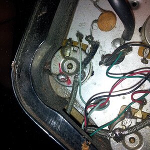 Gibson Elektronik-mit Blitzlicht.jpg