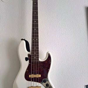 squier jazz bass.jpg