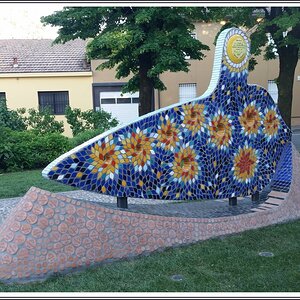 20170429_192236 Rsig Budrio Okarinadenkmal.jpg