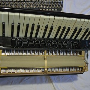 Atlantik IV Jalousie halb auf.jpg