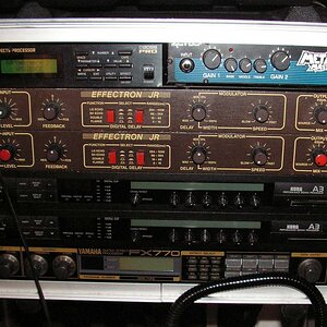 Rack Yamaha FX770. 2x Korg A3, 2x Deltalab Effectron 1050, Hughes & Kettner Metal Master, Boss...jpg