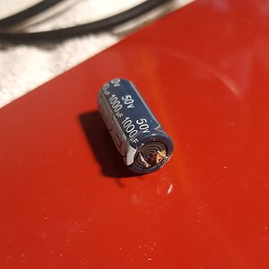 Elko 1000uF 50V augelaufen.jpg