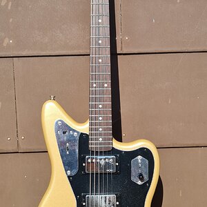 Squier Competition Jaguar HH 01_K.jpg