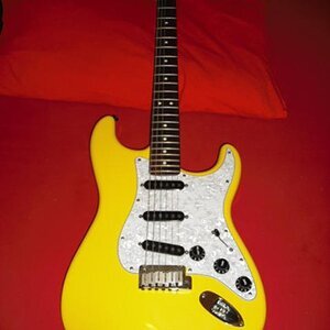 Fender Strat Graffity Yellow