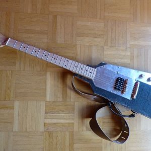 Gitarre aus uraltem Holzbalken, absolutes Unikat