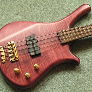 Warwick Fortress Masterman (BJ `95). Odins Blitz ;)
Infos unter http://www.musiker-board.de/vb/reviews/252089-bass-doppelreview-warwick-fortress-masterman-vs-fortress-flashback-bje-95-96-a.html