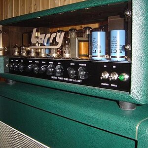 Larry British Purist

100 Watt Röhrenamp; handverdrahtet von Amp-Guru Larry Grohmann aus Nürnberg. Gibt weltweit nur etwa ein Dutzend.

Erlesendste Bauteile. Vorstufe komplett mit NOS-Röhren bestückt.