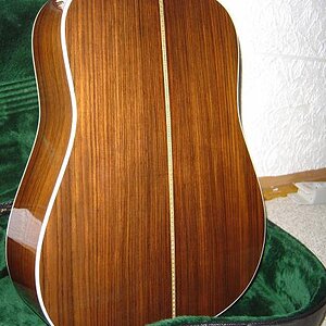 Martin HD-28
Ein schöner Rücken kann auch entzücken.