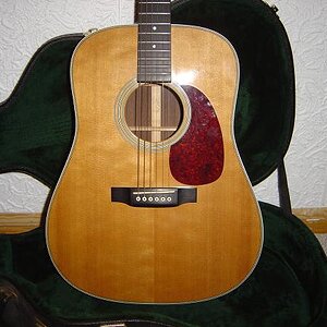 Martin HD-28
Meine Hauptakustik für die Sachen, die richtig Wumms haben müssen.