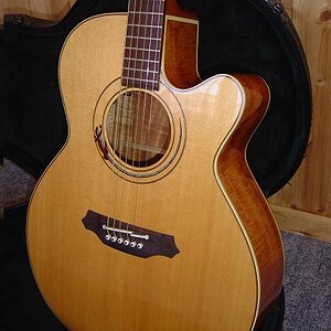 Takamine Limited 1997

Fichtendecke
Zargen und Boden aus Koa