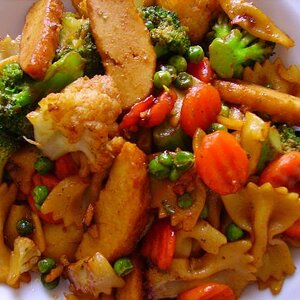 Nudelpfanne mit Chickin-Streifen