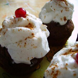 vegane Schoko-Muffins, Rezept:

Ultimative Schokomuffins:

Für 6 Stück:

150g Mehl
1-2 EL Sojamehl + 3-4 EL Wasser
30g Zucker
2 TL Backpulver
40g Pflanzenöl
2-3 EL Kakaopulver
150 ml Soja-Milch

40g Zartbitter-Kuvertüre Raspeln

etwas geschlagene Soja-Sahne (ca. 50-100 ml)
6 Johannisbeeren
Zimt
Zucker


Ofen vorheizen. Mehl, Sojamehl, Zucker, Kakao, Backpulver, Wasser, Öl und Milch in eine Schüssel geben und verrühren. Wenn die Masse schön klebrig ist, die Schokoraspel unterheben.

Die Backform mit etwas Pflanzenöl und einem Küchentuch auswischen.
Masse auf die Förmchen verteilen. Bei 170°C ca. 20-25 backen.

Die Sahne in eine Schüssel geben und einige Minuten mit einem Handrührgerät schlagen. Damit die Sahne etwas fester wird, ein paar Stunden in den Kühlschrank stellen.

Die Muffins aus dem Backofen holen und abkühlen lassen. Aus der Form lösen und die Sahne auf den Muffins verteilen. Etwas Zucker und Zimt über die Sahne geben und mit einer Johannisbeere garnieren.


statt des Sojamehls kann man auch eine Hand voll feine Haferflocken nehmen^^