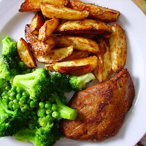 grünes Gemüse mit Kartoffelspalten und einen Veggie-Hacksteak
