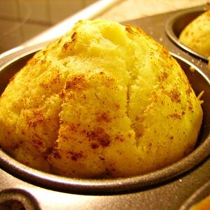Bananen-Muffins :>

Zutaten für 6 Stück:

150g Mehl
2-3 EL Sojamehl + 3-4 EL Wasser
30g Zucker
2 TL Backpulver
40g Pflanzenöl
150 ml Soja-Milch

1- 1/2 kleine Bananen oder eine ganz große ;)

Zimt
Zucker


Ofen vorheizen. Mehl, Sojamehl, Zucker, Backpulver, Wasser, Öl und Milch in eine Schüssel geben und verrühren. Wenn die Masse schön klebrig ist, die klein (!!) geschnittenen Bananenstückchen unterheben.

Die Backform mit einem mit Pflanzenöl getränktem Küchentuch auswischen. Masse auf die Förmchen verteilen. Jetzt über den Teig in den Formen etwas Zucker und Zimt geben. Bei 170°C ca. 20-25 Min. backen.

Die Muffins aus dem Backofen holen und abkühlen lassen, dann aus der Form lösen.

Zum Telefon greifen und sich bis zu 5 Freunde einladen :} Dann gemeinsam diese affengeilen (:D) Muffins gaaaaaaaaaanz langsam genießen :}

Wenn man will, kann man sie noch mit Soja-Sahne (geschlagen oder Sprühsahne) garnieren^^


auch hier kann man das Soja-Mehl durch ne Hand voll feiner Haferflocken ersetzen^^