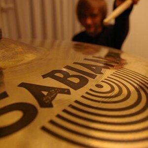 Sabian Logo schaut zwar scheiße aus aber geil klingen sie trotzdem.