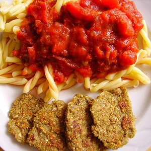 Noodles mit Tomatensauce und Bratlingen :>