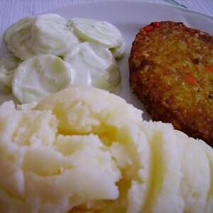 Kartoffelbrei mit Gurken-Salat und einem Curry-Reis-Bratling