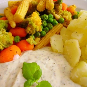 Kartoffels mit Gemüsä und Kräuter-Yofu-Dip
