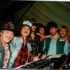 Da waren wir noch jung. Irgendein Countryfestival wo wir gespielt hatten. So 1989.