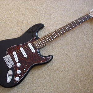 Squier Affinity mit Fender Deluxe Komplettpickguard. Aus Versehen bei ebay ersteigert.