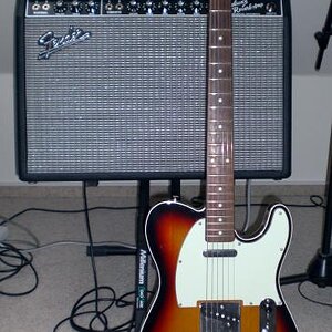 Fender 62 Custom Telecaster Japan mit 51 NoCaster Custom Shop PU´s vor PTP 65 Deluxe Reverb Reissue und EHX Memoryman. Das Bestücken der Gitarre mit den NoCaster PU's hat ihr ordendlich aufs Pferd geholfen. Der Klang ist offen und klar ohne dabei schrill zu sein. Laut G & B passt dieser PU Typ besonders gut zu Roosewood Necks. S044162
