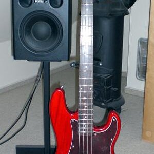 Harley Benton Hot Rod Billigbass mit Ahornhals und Basswood Body neben aktivem Fostex PM-2 240Watt BiAmping Midfeldmonitor und meinem Kopf welchen ich zum Trocknen auf dem Kanonenofen abgelegt habe.

Massiver Body und massiver Hals für € 111 sind gute Argumente....der Sound spielt auch in einer höheren Liga. Meine Alternative zu den Samples meines Drumcomputers und fürs Recording.