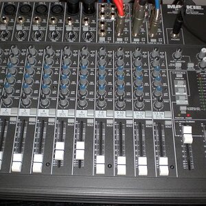 Mackie 1402VLZ, wenn analog dann so. Klein, aber mein. Einmal mehr: Mit den Preamps steht und fällt die Qualität eines Mixers. Mackie kann das. Zudem ist es äusserst robust aufgebaut. Zwei FX Geräte lassen sich einschleifen und dem Mix hinzufügen. Die Klangregelung ist äusserst effektiv und die Verarbeitungsqualität von Mackies ist legendär.

Alle Regler und Fader sind hochwertig. Trim Potis, Panorama, Klinke und XLR In- und Outputs, Phantomspeisung, Mute, Crtl Room Abgriff machen diesen kompakten Mixer zu meinem Preis- Leistungs Sieger. Schönes kleines Pult fürs Homerecording mit semiprofessionellen Ambitionen.