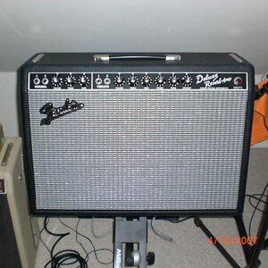 Ein Klassiker. Mittlerweile ausgestattet mit einem Weber 12F150 hat er für einen 22 Watt Amp ziemlich lautstarken und stabilen cleanen Headroom. NOS Tubes reingestöpselt klingts echt Wintätsch. Dieser ist Punkt zu Punkt verdrahtet und mit NOS GE 5751 Vor- und RCA 6V6 Endstufen (Blackplates) bestückt. Ein Amp, soviel vorweg auf den ich trotz wechselnder Vorlieben immer wieder zurück komme. Es ist kein Zufall dass viele Gitarristen ihn als "Amp für die einsame Insel" empfinden.

Unmittelbar nach der PTP Verdrahtung war ich sehr unglücklich mit dem Amp. Er rauschte stärker, klang aber nicht besser. Mittlerweile, nachdem die Bauteile eingespielt sind ist er wieder ganz weit vorn. Er hat genau jene klanglichen Merkmale für die man die originalen 60er Fenders so schätzt. Wie schon häufig in Threads erwähnt ist es ja nicht nur der Sound welcher stimmen muss sondern der Geruch der heissen Röhren (weniger), die Tatsache dass er organisch auf den Spieler reagiert (mehr) macht sicherlich den Mythos welcher diesem Amp anhaftet aus. Ein durch und durch fantastischer Amp. 

Schon erstaunlich dass sich mein grösstes Sorgenkind welches ich fast verkauft hätte zu meinem unverzichtbarsten Amp gemausert hat. Klar, dass er bei Gelegenheit noch ein Pinien Cab und Keramik Sockel bekommt. Da ist noch Pimp Potenzial ;). AC068302