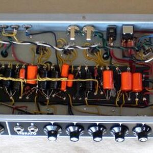 Fäddisch. Komplette Deluxe Reverb PTP Verdrahtung. Nein, hab ich nicht allein gemacht. Aber für die Bestückung und das Verlöten des Turret Boards bin ich verantwortlich. 

Den Rest hat Manfred Schu von TAD erledigt. Hat er sauber ausgeführt wie ich finde.

Man hat sich trotz des leicht abgeänderten Schaltplanes in anderen Details dicht am Original orientiert. Hier nicht sichtbar ist das Verwenden von RCA Jacks für die Accutronics Hallspirale und den Fussschalter für Trem/Rev. Ausserdem wirken Hall und Tremolo auf beiden Kanälen.