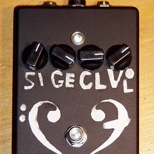 Chaos Fuzz,
Verzerrer auf Dioden-Clipping-Basis mit Wet/Dry-Mix, vgl. Workshop:
http://www.musiker-board.de/vb/faq-workshop/107501-effekt-workshop-chaosfuzz.html