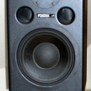 Fostex PM 2, hat einen gutem Bumms. Separate Endstufen mit jeweils 120 Watt für Hoch- und Tieftonbereich. Auf der Rückseite lässt sich via Poti Volume einstellen. Der Woofer muss mit drei Schiebereglerstellungen Vorlieb nehmen. Eine Anpassung gelingt hiermit ganz passabel.

Zeichnet ein wenig plakativ mit bisschen zuwenig Tiefenstaffelung, gut für elektronische Musik. Klingt für einen Monitor fast zu gut. Ist bei mir auch wg. MP3´s am Compi. Das Mädchen für alles eben.