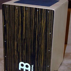 Meinl Bass Pedal Cajon (Ebony)
Birke, Ebenholz
fetter Bass, gepolsterte Sitzfläche, Stell-Pedal für Snare
Test auf **********.de: ja