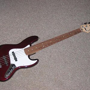 Mein mittlerweile nur noch selten gespielter Fender Standard Jazz Bass V. Mit vier Saiten wäre er mir mittlerweile doch lieber... :(