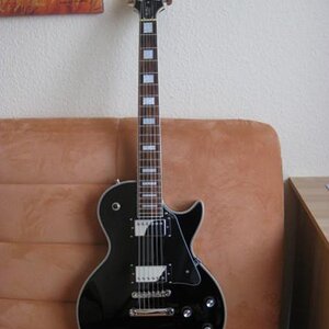 Hier mit dem klassischen Gibson Schlagbrett!