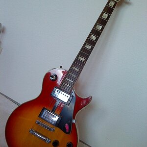 Savarez Les Paul

Nach 25 Jahren Besitz verkauft.
Paulas sind nicht mein Ding
