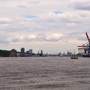 Blick Richtung Innenstadt, Rechts die Containerbrücken vom Burchardkai, Links die Docklands
